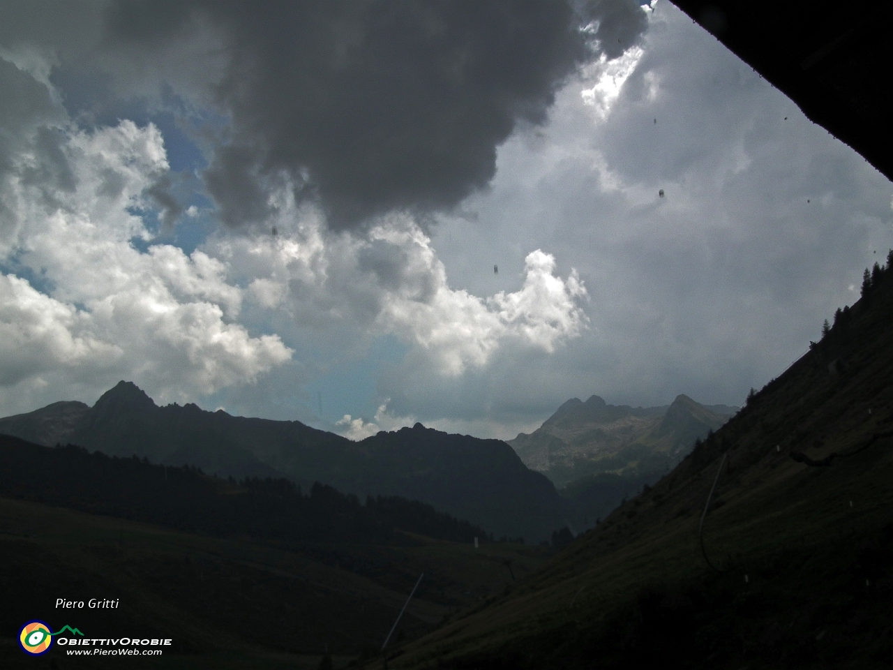 76 sono al coperto in un casello di legno, mentre fuori diluvia....JPG